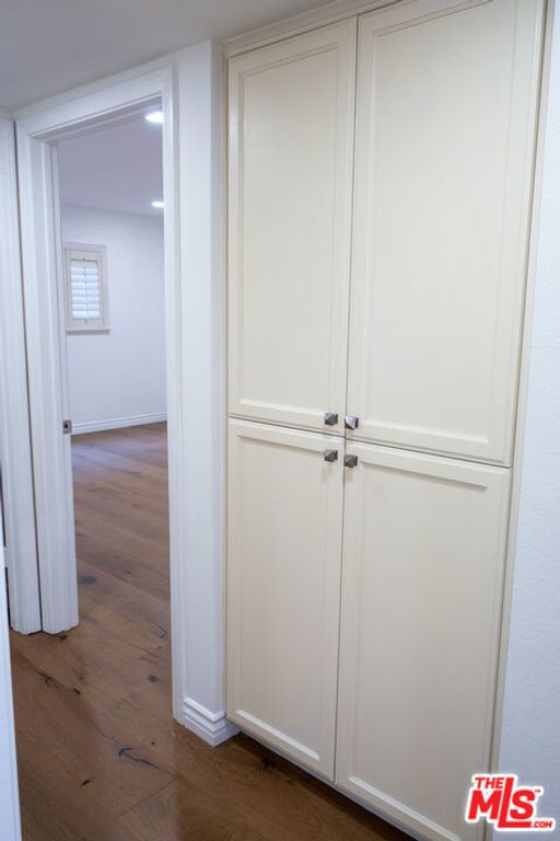 Image 10 of property listing at 4543 Willis Avenue 102, Sherman Oaks, CA 91403