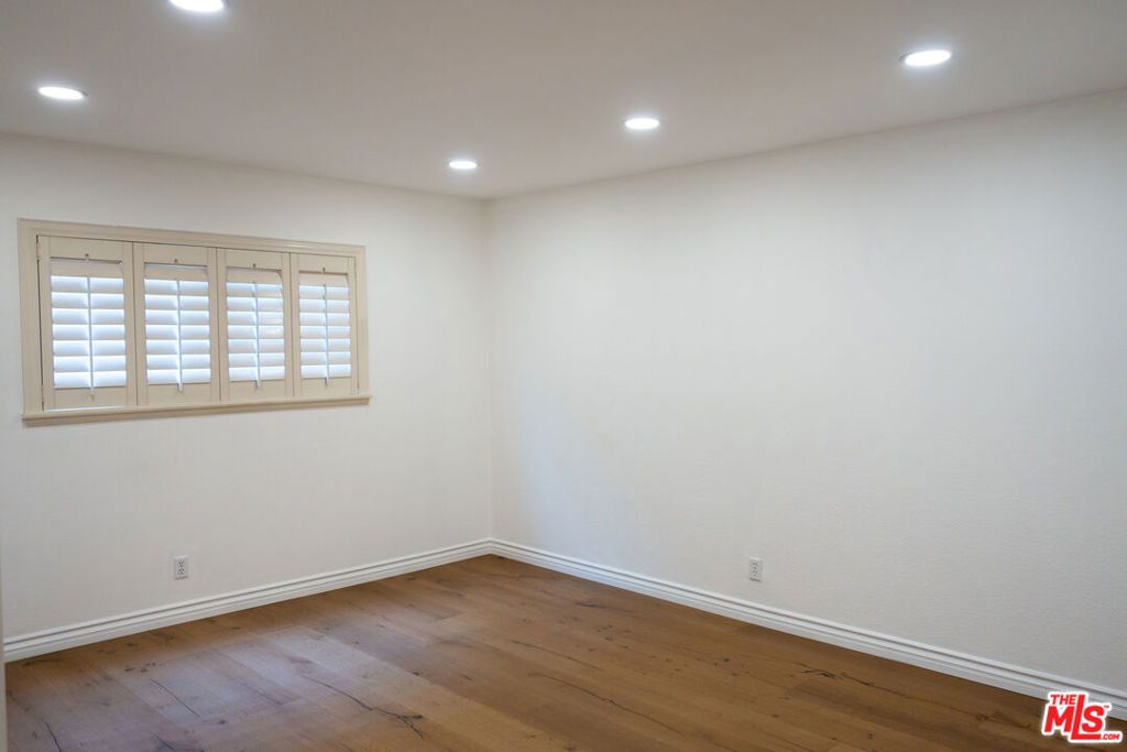 Image 12 of property listing at 4543 Willis Avenue 102, Sherman Oaks, CA 91403
