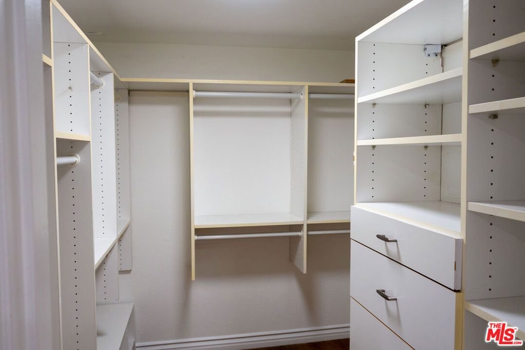 Image 14 of property listing at 4543 Willis Avenue 102, Sherman Oaks, CA 91403