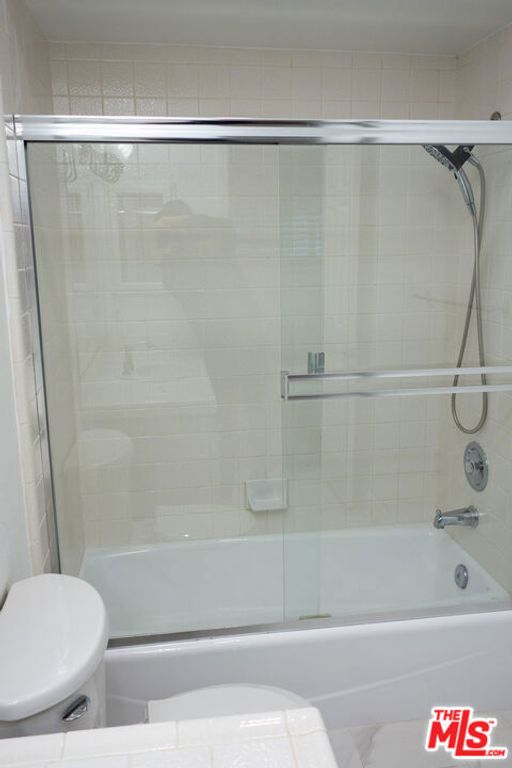 Image 16 of property listing at 4543 Willis Avenue 102, Sherman Oaks, CA 91403