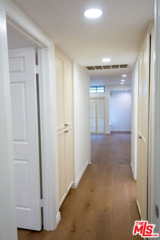 Image 21 of property listing at 4543 Willis Avenue 102, Sherman Oaks, CA 91403