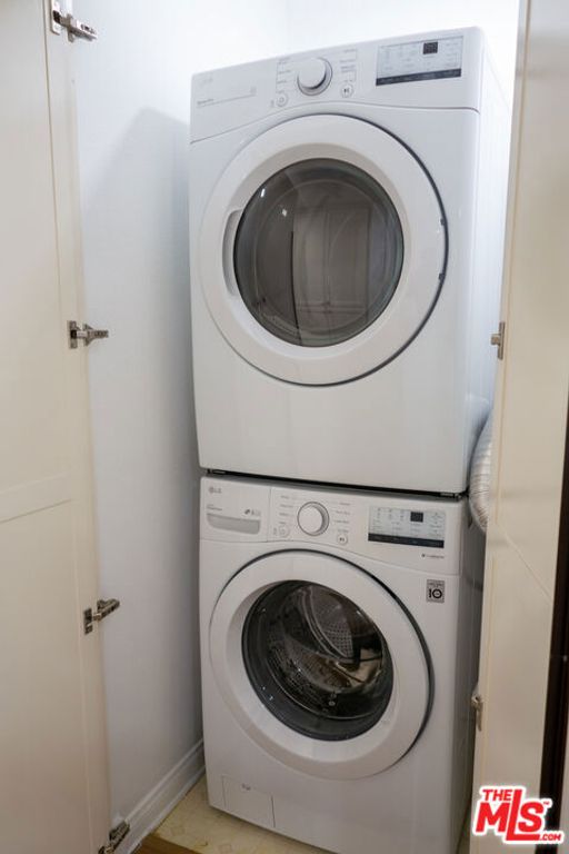 Image 25 of property listing at 4543 Willis Avenue 102, Sherman Oaks, CA 91403