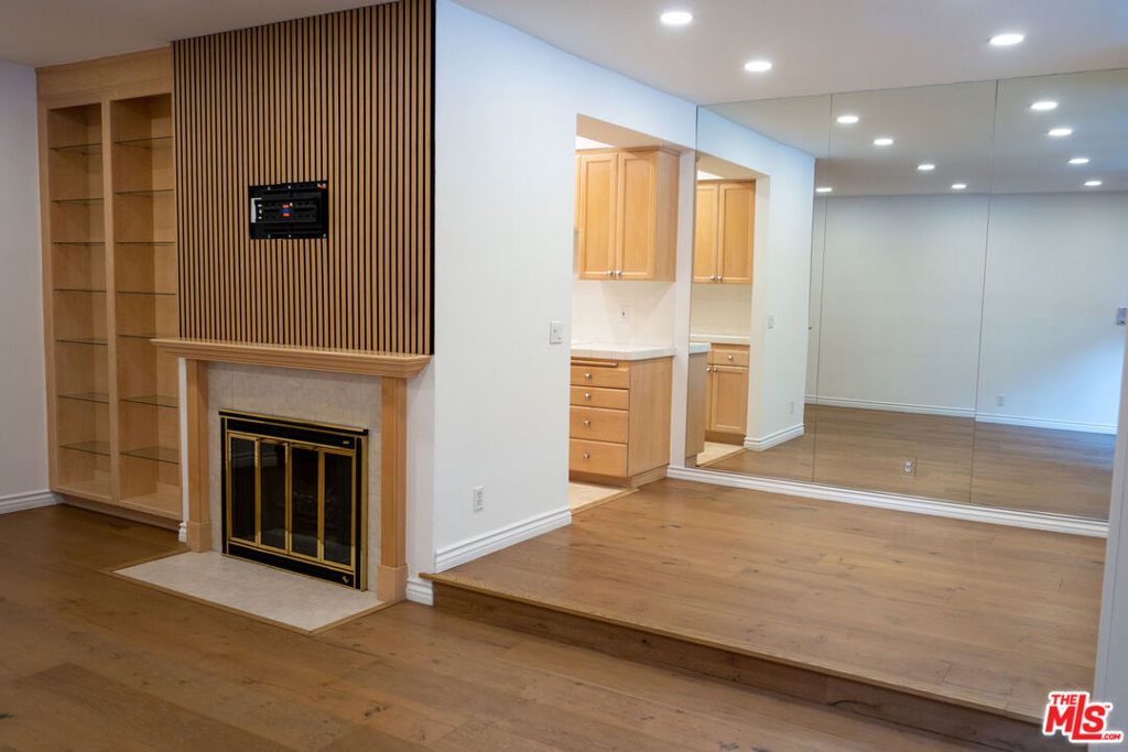 Image 3 of property listing at 4543 Willis Avenue 102, Sherman Oaks, CA 91403