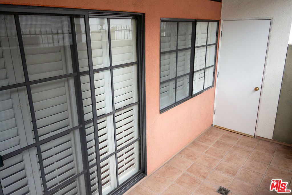 Image 32 of property listing at 4543 Willis Avenue 102, Sherman Oaks, CA 91403