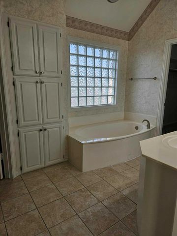 611 Ashbrook Court, Euless, TX 76039