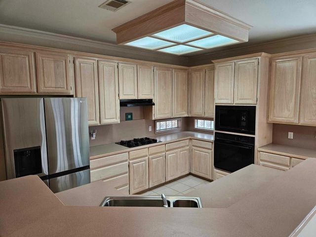 611 Ashbrook Court, Euless, TX 76039