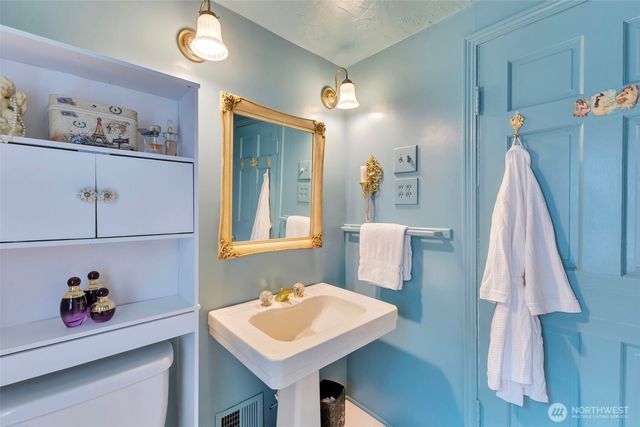 3918 NW Phinney Bay Drive, Bremerton, WA 98312