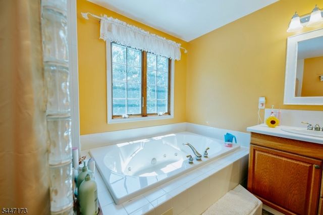 4 White Tail Ct, Hardyston Twp., NJ 07460