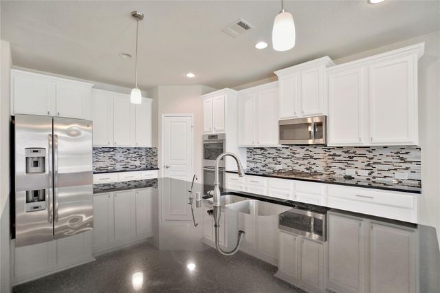18 Garden Path Place, Tomball, TX 77375