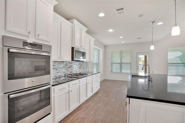 18 Garden Path Place, Tomball, TX 77375
