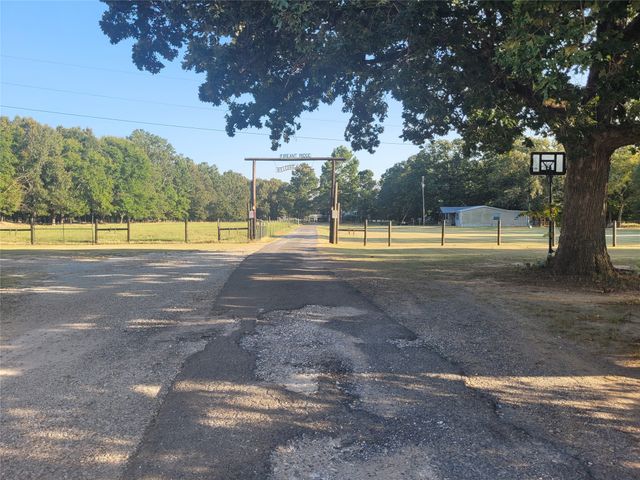 10510 U. S. Highway 82 E, Blossom, TX 75416