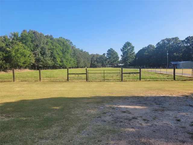 10510 U. S. Highway 82 E, Blossom, TX 75416