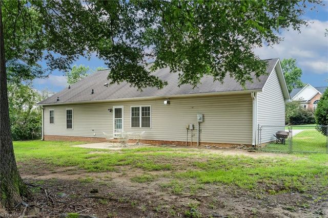 1625 N Ammons Drive, Clemmons, NC 27012