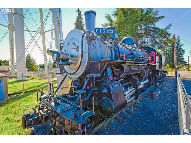 714 Merriott Ln, Woodburn, OR 97071