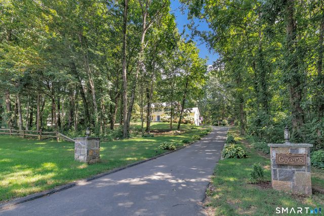 61 Greenbriar Road, Oxford, CT 06478