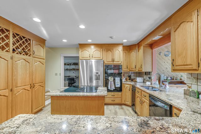 61 Greenbriar Road, Oxford, CT 06478