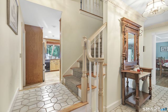 61 Greenbriar Road, Oxford, CT 06478