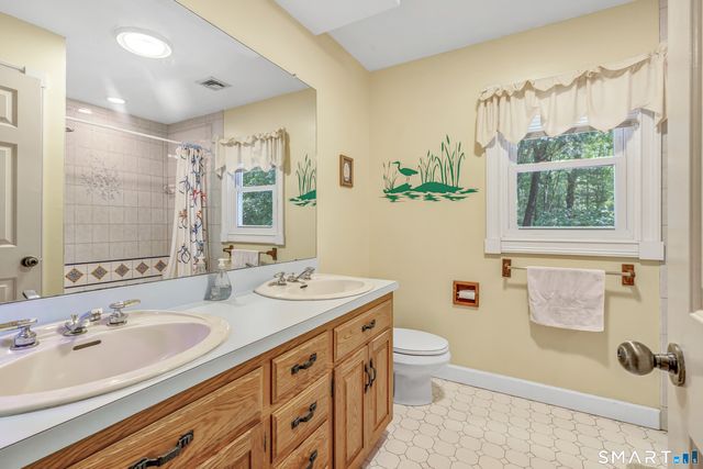 61 Greenbriar Road, Oxford, CT 06478
