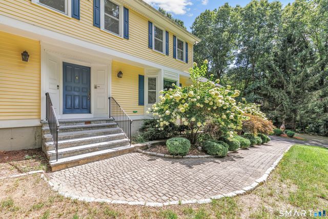 61 Greenbriar Road, Oxford, CT 06478