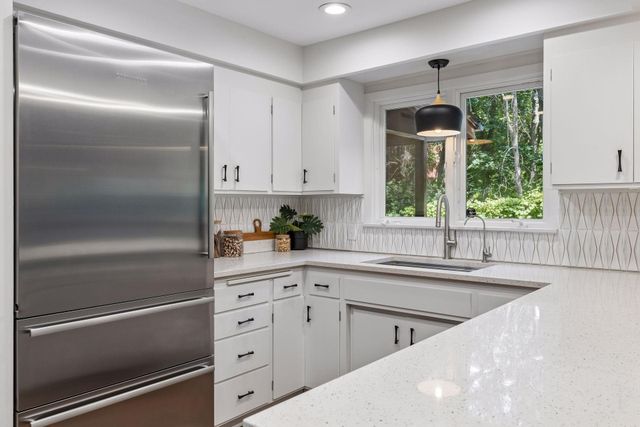 8 Sandpiper Lane, North Oaks, MN 55127