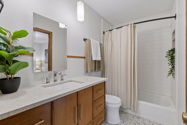 8 Sandpiper Lane, North Oaks, MN 55127