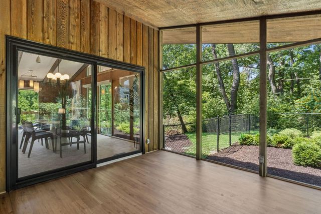 8 Sandpiper Lane, North Oaks, MN 55127