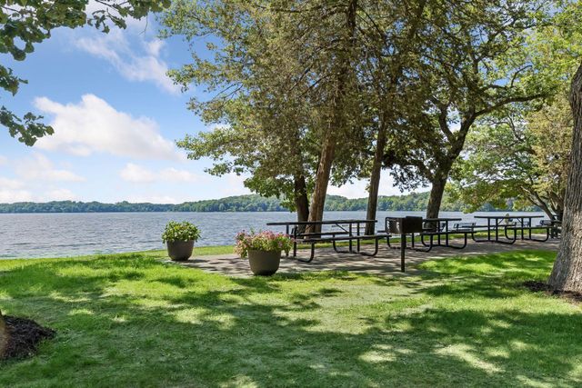 8 Sandpiper Lane, North Oaks, MN 55127