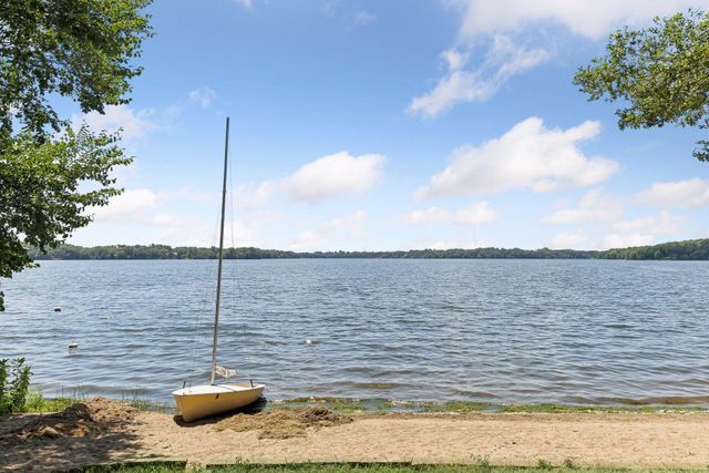 8 Sandpiper Lane, North Oaks, MN 55127
