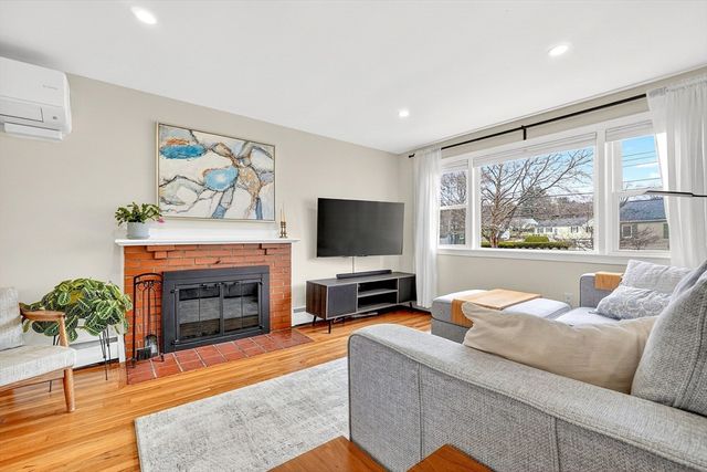 13 Carson Rd, Woburn, MA 01801