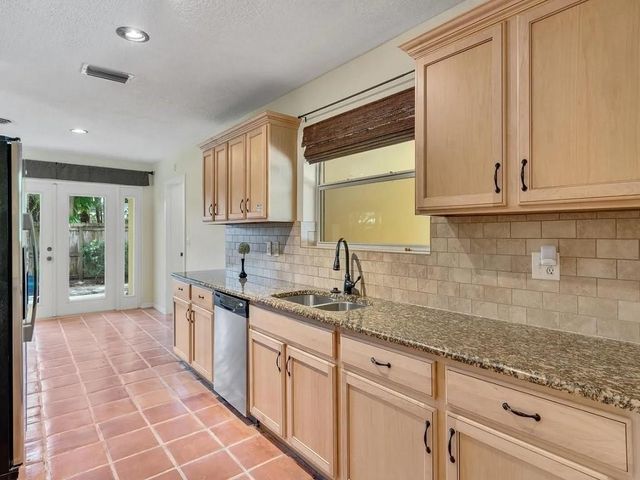 645 Royal Palm Place, Vero Beach, FL 32960