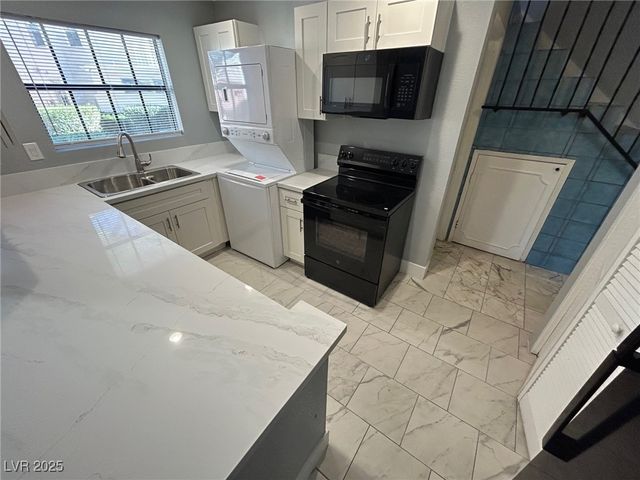 596 Tam O Shanter, Las Vegas, NV 89109