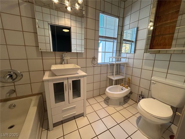 596 Tam O Shanter, Las Vegas, NV 89109