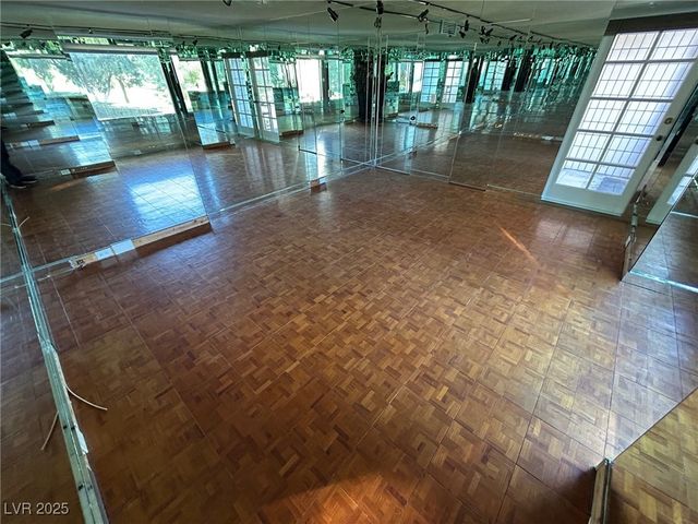 596 Tam O Shanter, Las Vegas, NV 89109