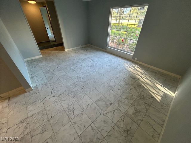 596 Tam O Shanter, Las Vegas, NV 89109