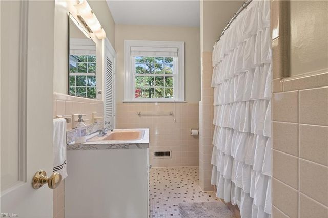 1107 Lake Point LN, Suffolk, VA 23434