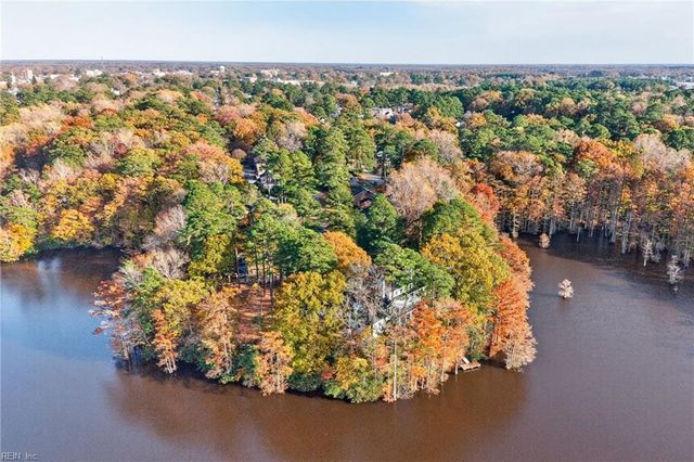 1107 Lake Point LN, Suffolk, VA 23434