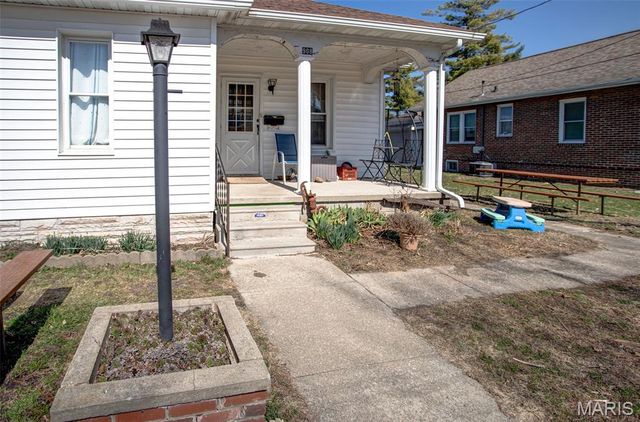 908 Locust Street, Carrollton, IL 62016