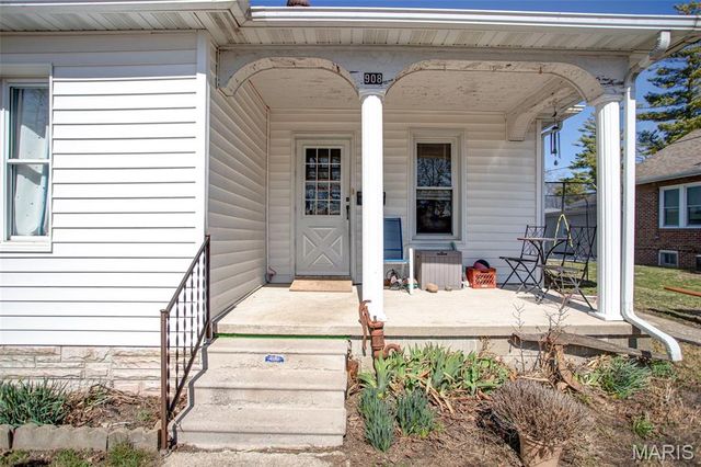 908 Locust Street, Carrollton, IL 62016