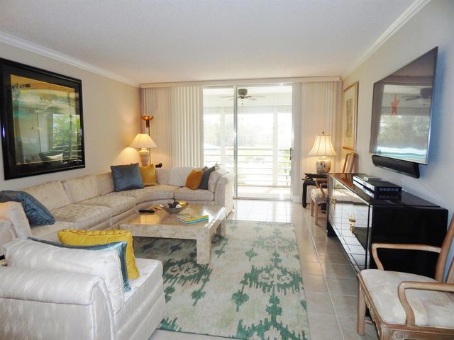 6698 N 10th Ave N 215, Lake Worth, FL 33467