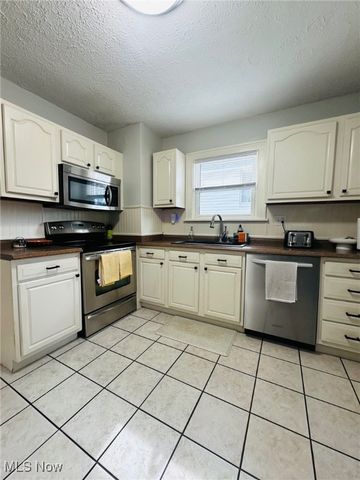 2762 Elmwood Street, Cuyahoga Falls, OH 44221