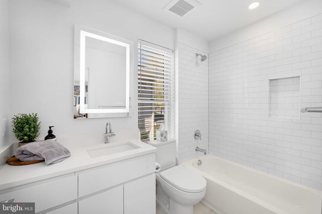 4892 MACARTHUR BLVD NW, Washington, DC 20007