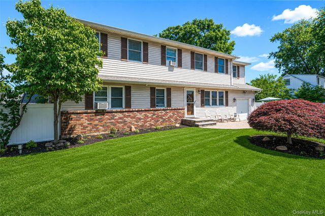 201 Oakland Avenue, Deer Park, NY 11729