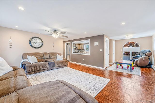 201 Oakland Avenue, Deer Park, NY 11729