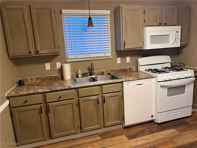 195 Surrey Lane, Canfield, OH 44406