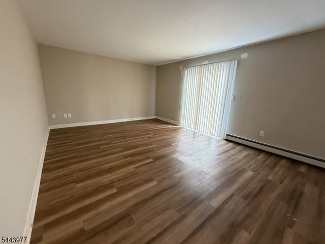29 Billings Rd, Hopatcong Boro, NJ 07843
