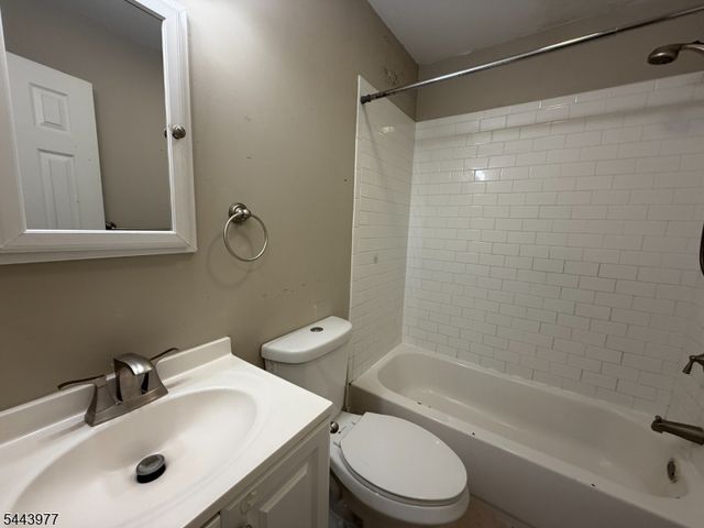 29 Billings Rd, Hopatcong Boro, NJ 07843