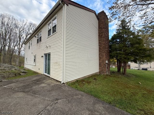 29 Billings Rd, Hopatcong Boro, NJ 07843