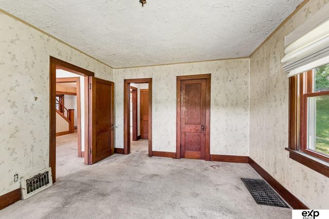2433 N Broadway Street, Council Bluffs, IA 51503