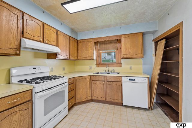 2433 N Broadway Street, Council Bluffs, IA 51503