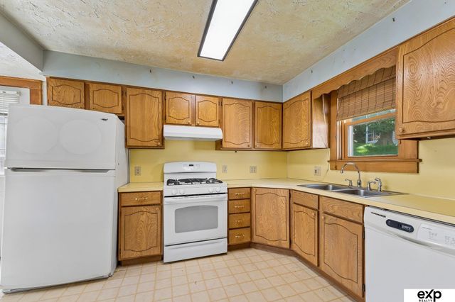 2433 N Broadway Street, Council Bluffs, IA 51503